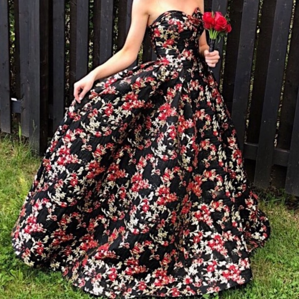 ISO!!!!!!!!!!!!👀.           Mac Duggal 66555H prom dress Any Size